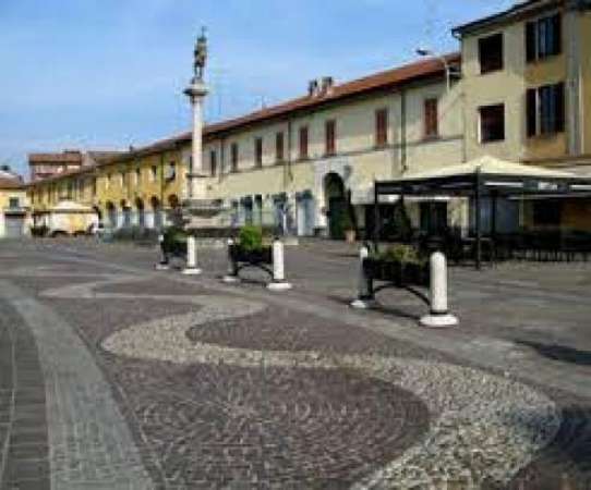 Foto Melzo P.zza del Comune Affittasi Negozio 2 Vetrine