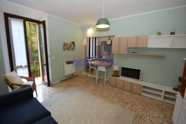 Foto Merate, ampio monolocale con balcone