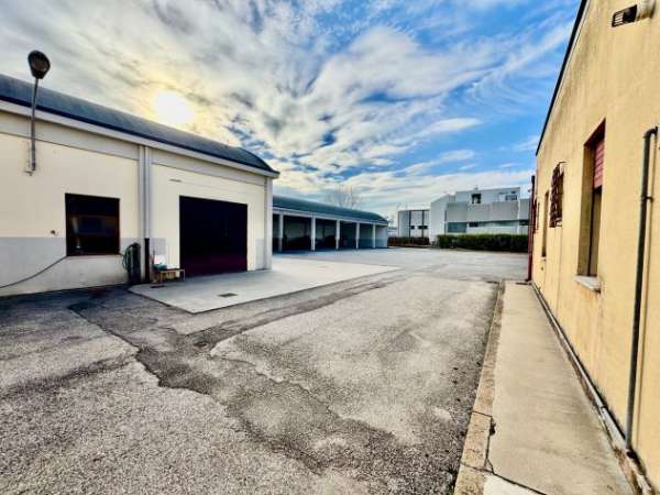 Foto Mestre vicinanze via Paganello capannone con accesso acqueo