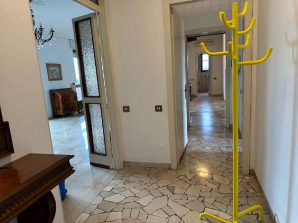 Foto Milano, in zona 8, affitto ampie camere a studentesse