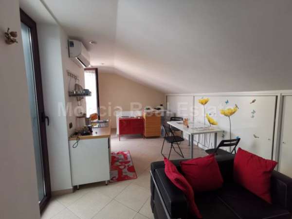 Foto MOCCIA AMPIO BILOCALE ARREDATO DUPLEX CENTRO STORICO BREVI PERIODI (FA)