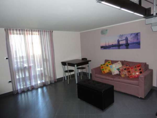 Foto MOCCIA BILOCALE DUPLEX ARREDATO CORSO TRIESTE CON POSTO AUTO (H2)