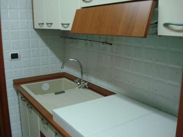 Foto MOCCIA MONO ARREDATO CENTRO CORSO TRIESTE IN RESIDENCE CON P.AUTO (K4)