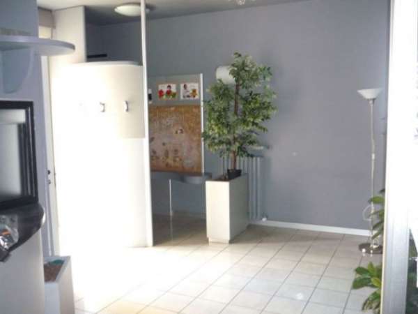 Foto MODENA Via Giardini Ampio studio medico con 3 locali e reception
