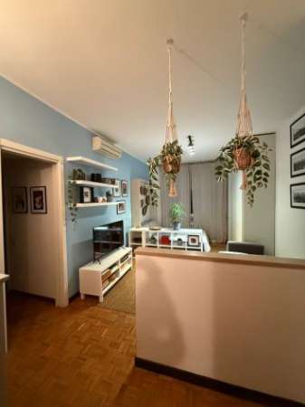 Foto Moderno open-space di 40 Mq cucina separata-GORLA