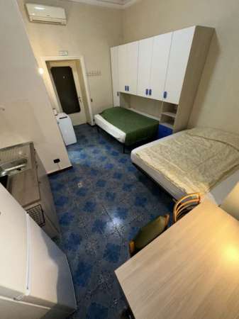 Foto monolocale (stanza/camera) quadrupla