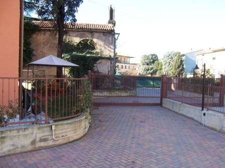 Foto Monolocale arredato con giardino