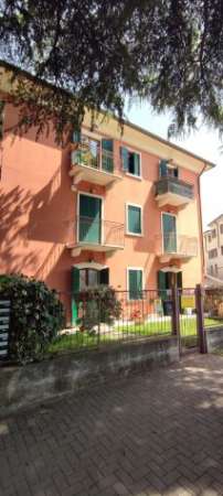 Foto Monolocale arredato con giardino