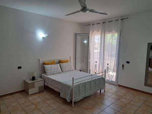 Foto Monolocale arredato con posto auto