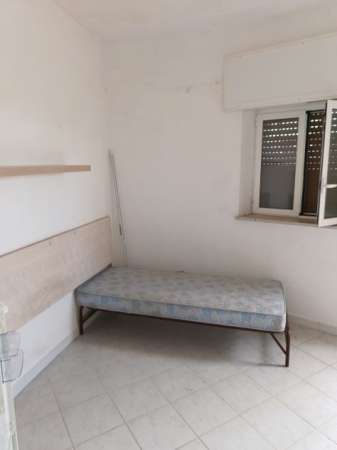 Foto monovano con cucinotto e bagno.