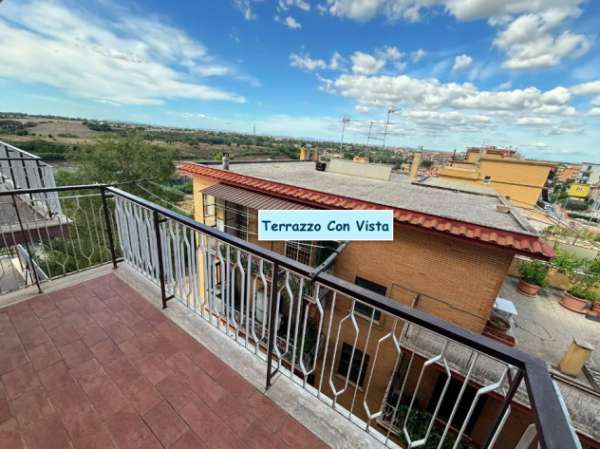 Foto MONTESPACCATO BILOCALE ARREDATO CON BALCONE