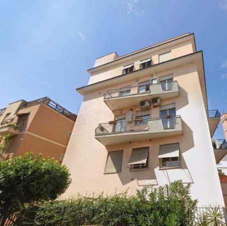 Foto MONTEVERDE NUOVO - 5 locali � 1.950 A2508