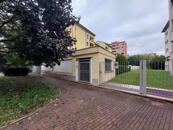 Foto MONZA Cederna - ampio deposito con ingresso indipendente