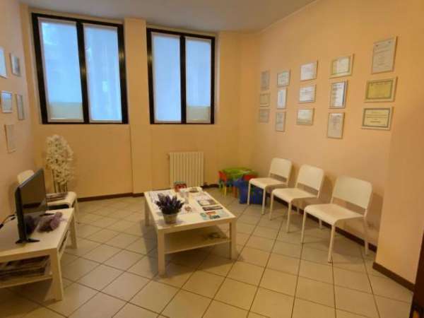 Foto Monza Isola pedonale - Stanza uso ufficio/studio in condivisione, arredata