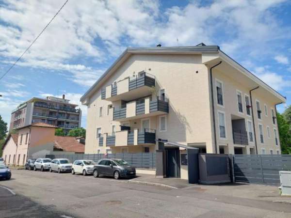 Foto Monza Triante - ampio trilocale parzialmente arredato in affitto - box