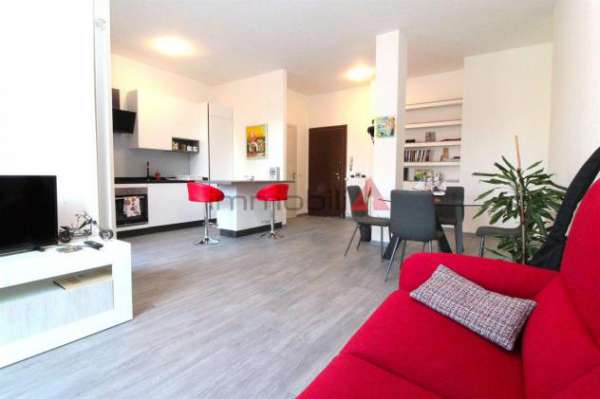 Foto Monza zona S. Albino - 2 Locali di 75mq con box ARREDATO