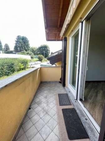 Foto MORNAGO  Appartamento trilocale con doppi balconi e box doppio