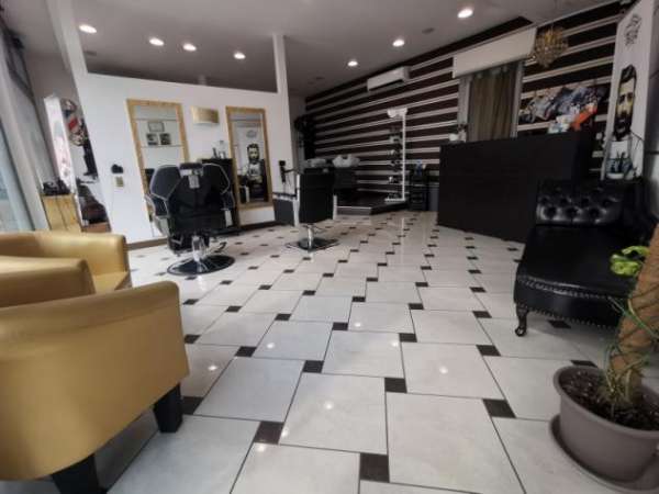 Foto Negozio 2 vetrine di 60 mq.