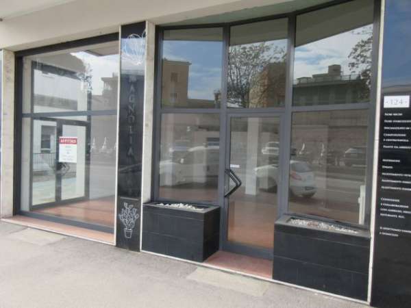 Foto NEGOZIO affittasi Via Circonvallazione Occidentale Rimini