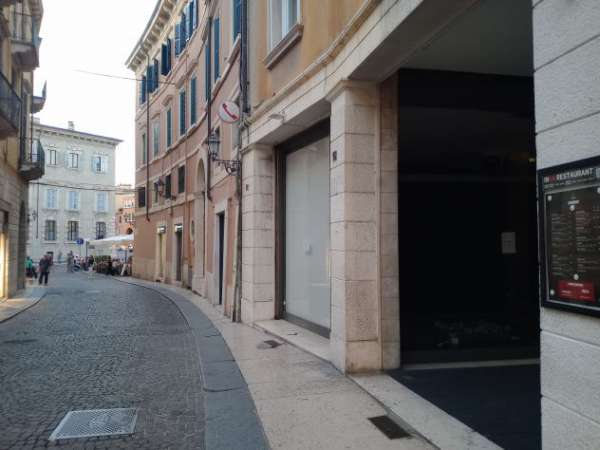 Foto Negozio affitto Verona Centro Via Oberdan