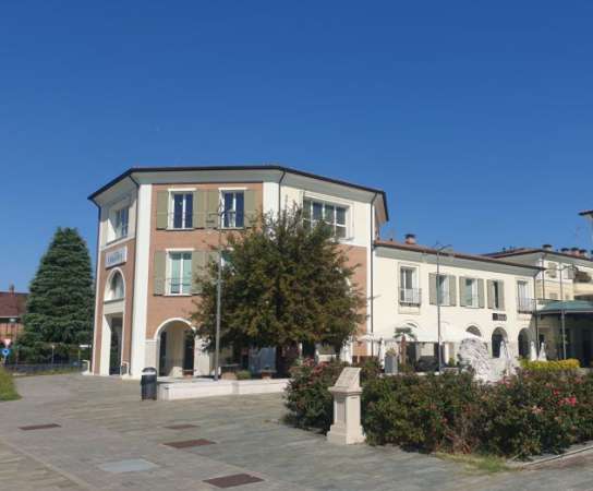 Foto Negozio con ampie  vetrate