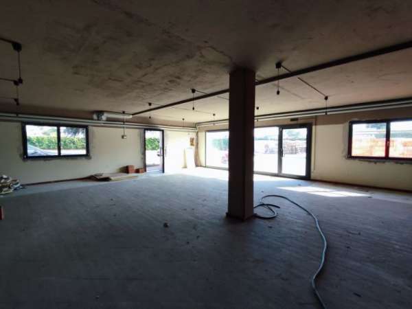 Foto NEGOZIO CON AREA ESTERNA