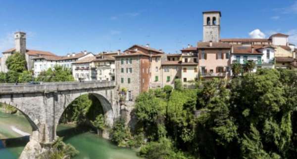 Foto Negozio con canna fumaria e dehor a Cividale
