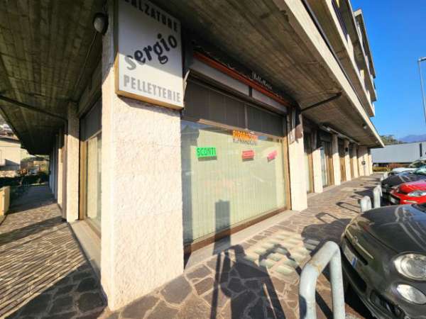 Foto Negozio con luminose vetrine in posizione strategica