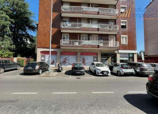 Foto NEGOZIO CON MAGAZZINO IN AFFITTO A CUSANO MILANINO