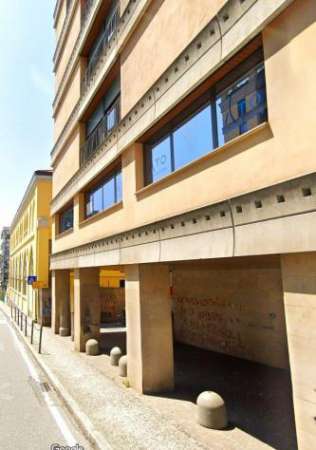 Foto NEGOZIO CON VETRINE E TERRAZZINO A LECCO Centro