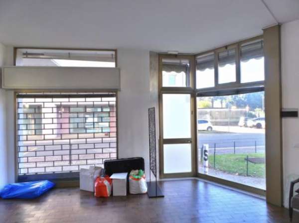 Foto Negozio dangolo vetrinato di 40mq