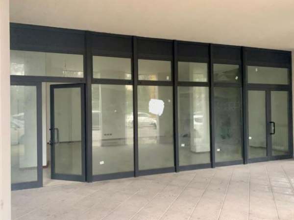 Foto NEGOZIO di 1 vani e di 105 mq (SIGNA) rif. L1188