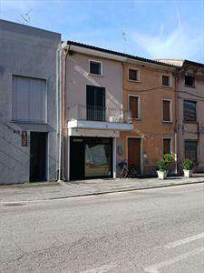 Foto Negozio in Affitto, 1 Locale, 100 mq, Villafranca di Verona