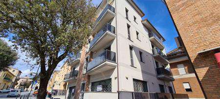 Foto Negozio in Affitto, 1 Locale, 80 mq, Todi (Centrale)