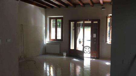 Foto Negozio in Affitto, 2 Locali, 77 mq, Roverbella