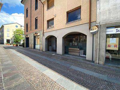 Foto Negozio in Affitto, 4 Locali, 130 mq, Oggiono