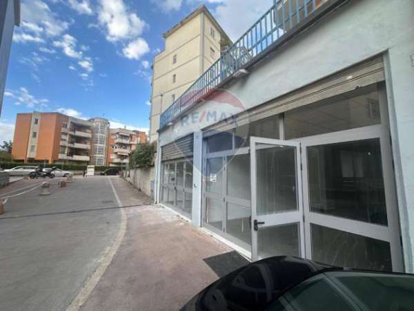 Foto Negozio in affitto a Benevento - 1 locale 80mq