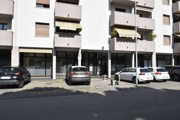 Foto Negozio in Affitto a Bussolengo Bussolengo - Centro