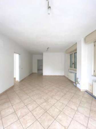 Foto Negozio in affitto a Cadeo - 3 locali 70mq