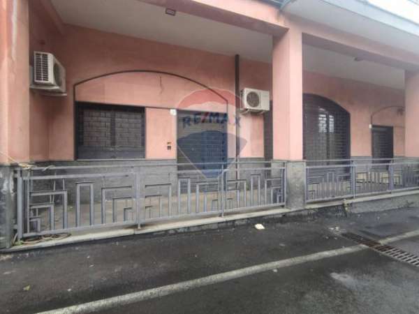 Foto Negozio in affitto a Camporotondo Etneo - 2 locali 106mq