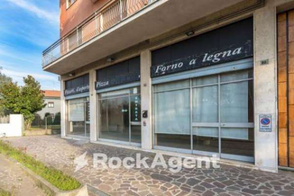 Foto Negozio in affitto a Capriate San Gervasio - 3 locali 93mq