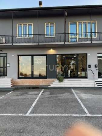 Foto Negozio in affitto a Casaleone - 3 locali 249mq