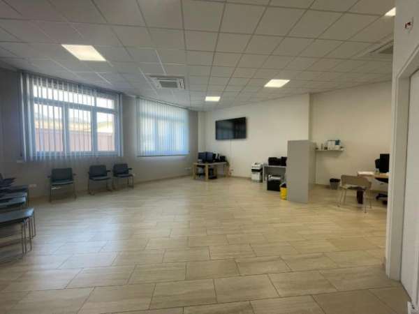 Foto Negozio in affitto a Cascina 220 mq  Rif: 1326085