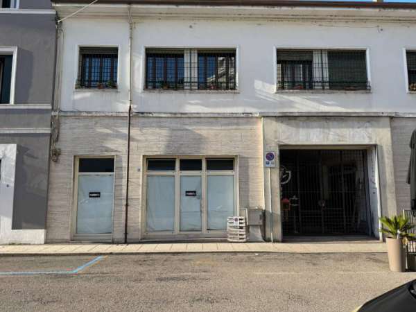 Foto Negozio in Affitto a Legnago Legnago - Centro
