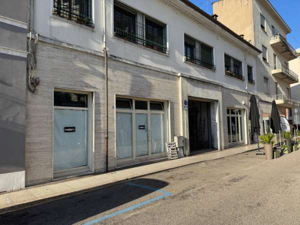 Foto Negozio in Affitto a Legnago Legnago - Centro
