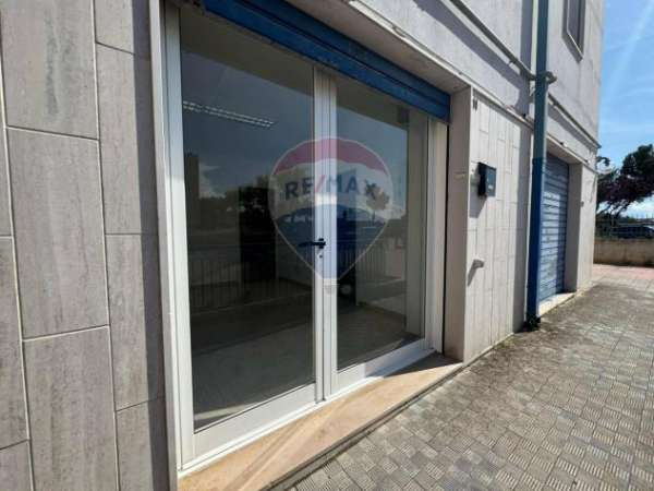 Foto Negozio in affitto a Manfredonia - 3 locali 82mq