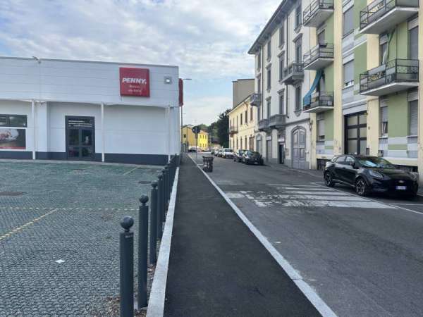 Foto Negozio in Affitto a Monza