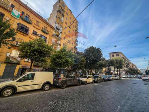 Foto Negozio in affitto a Napoli - 1 locale 180mq