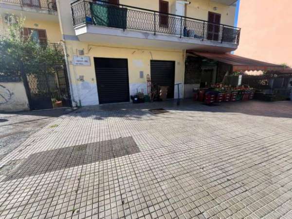 Foto Negozio in affitto a Napoli - 1 locale 35mq