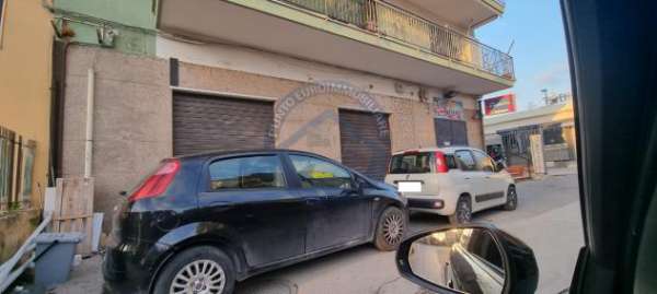Foto Negozio in affitto a Napoli - 1 locale 68mq